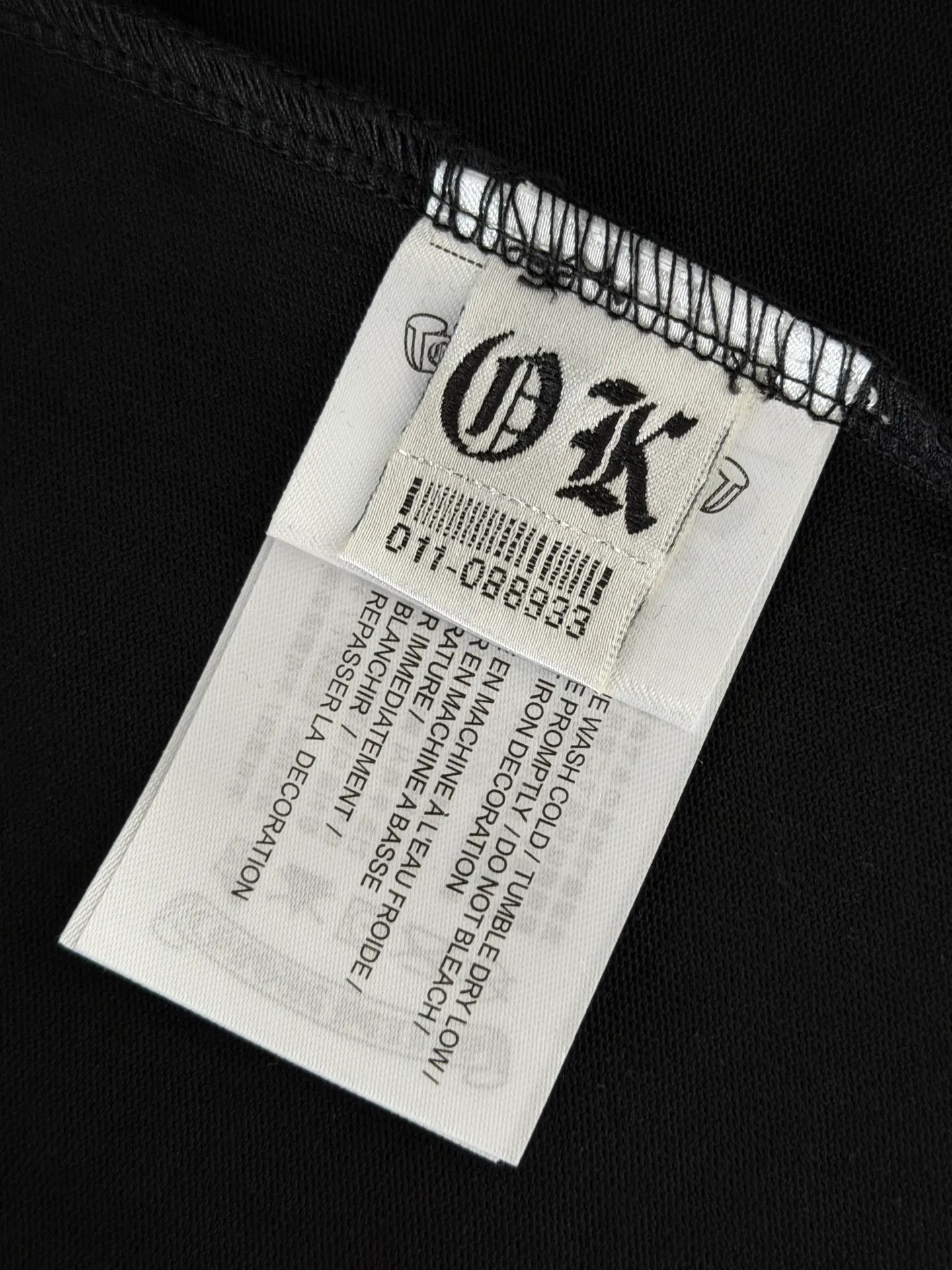 P170 [High Quality] Chrome hearts embroidered front and back printing + embroidered horseshoe brand logo, front and back panels are designed with embroidery + printing + rivet embroidery heavy craftsmanship. High-end customized 32 count 280g fabric. Soft to the touch. Comfortable to wear. Exquisite stitching. Fine workmanship. The upper body effect is incomparably handsome! Same style for men and women 𝐂𝐎𝐋𝐎𝐔𝐑: White Black 𝐒𝐈𝐙𝐄: S-XL Size chart: S: Shoulder width 51-Bust 55-Length 70 M: Shoulder width 53-Bust 57-Length 72 L: Shoulder width 55-Bust 59-Length 74 XL: shoulder width 57-bust 61-length 76